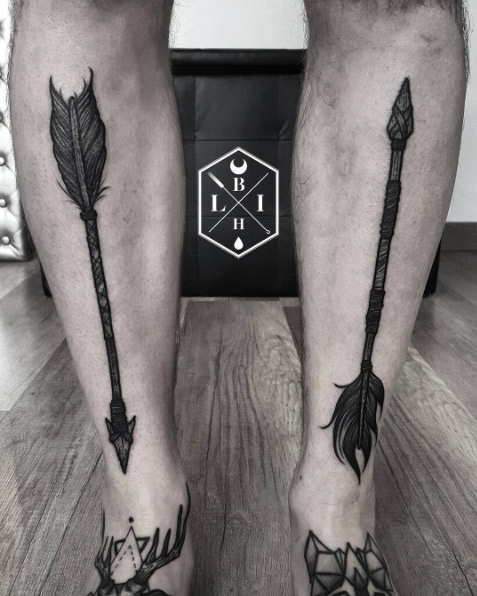 blackwork-arrow-tattoo