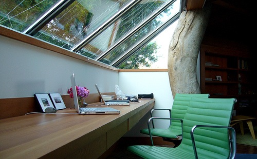 Elegant-Workspace-in-top-floor